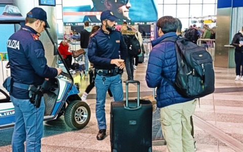 Ruba un trolley ad un turista a Malpensa: arrestato 35enne