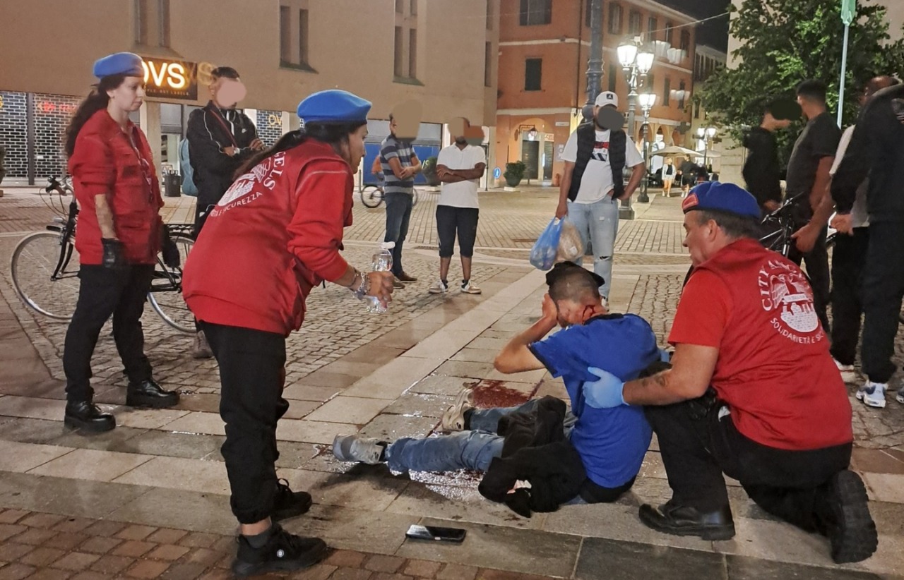 Rissa a bottigliate in centro a Saronno, intervengono i City Angels