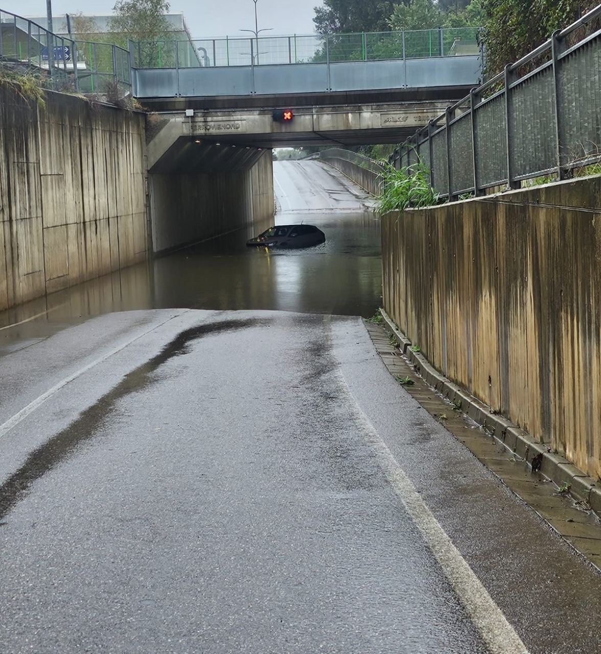 Il sottopasso di via Milano a Ceriano è stato chiuso con un veicolo fermo nella carreggiata.