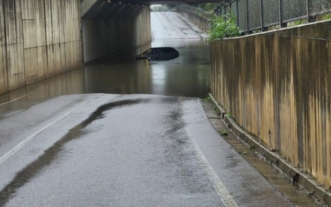 Il sottopasso di via Milano a Ceriano è stato chiuso con un veicolo fermo nella carreggiata.