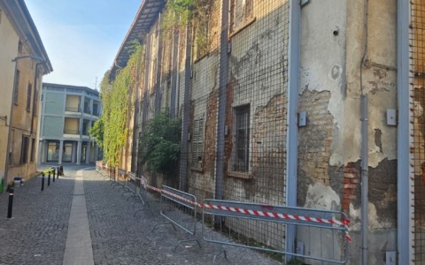 Villa Lanzani, messa in sicurezza dopo il crollo di pezzi di tetto