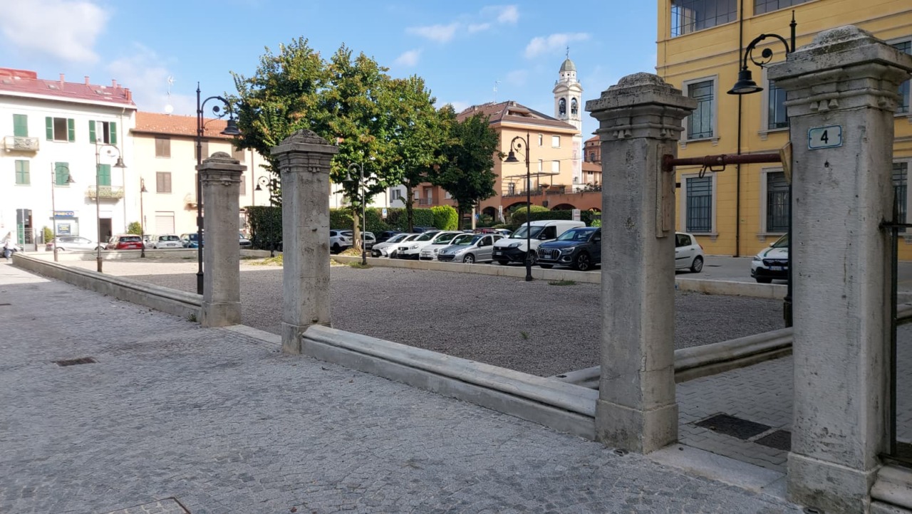 In piazza Mazzini niente più scivoli e altalena: un’area gioco, senza giochi
