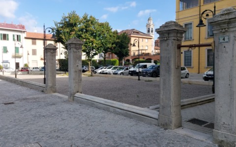 In piazza Mazzini niente più scivoli e altalena: un’area gioco, senza giochi