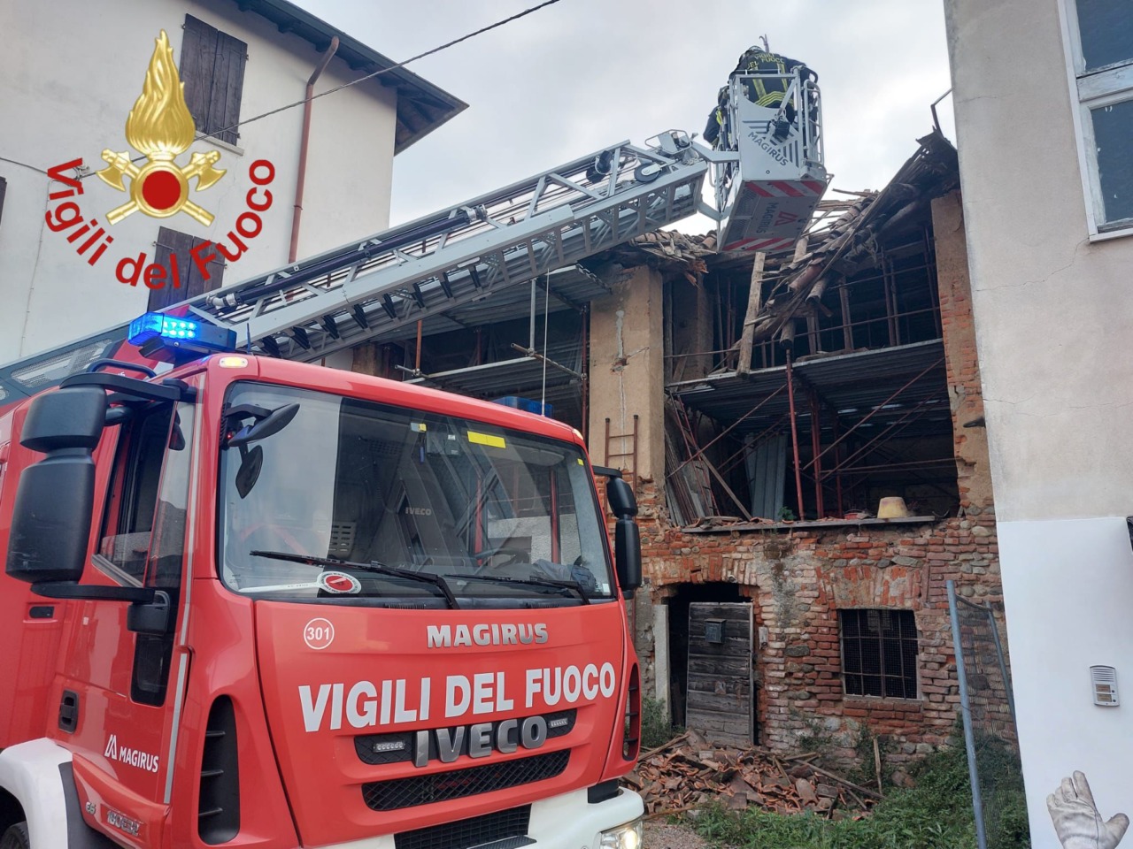 Crolla il tetto di un’abitazione: intervengono i Vigili del Fuoco