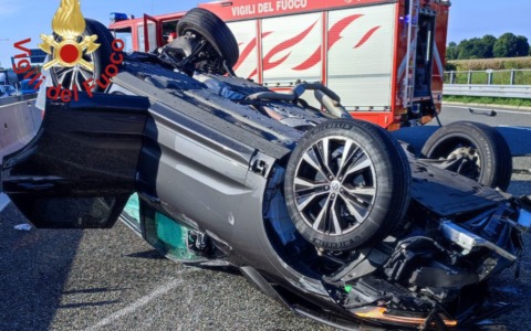 Incidente in autostrada: 51enne si ribalta in auto