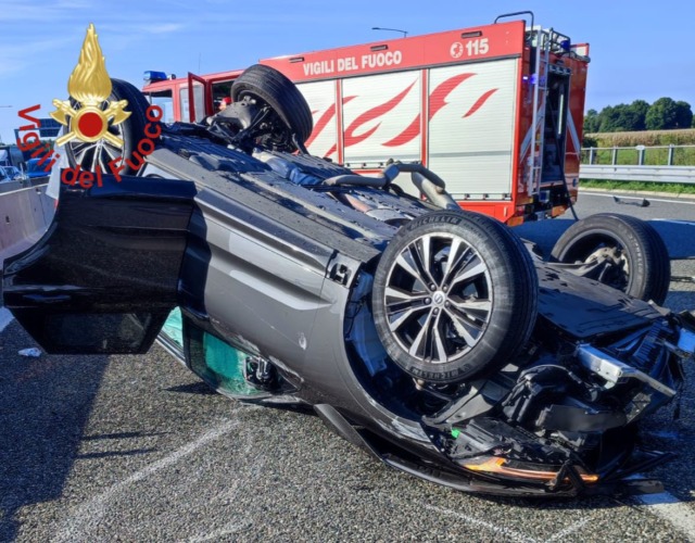 Incidente in autostrada: 51enne si ribalta in auto