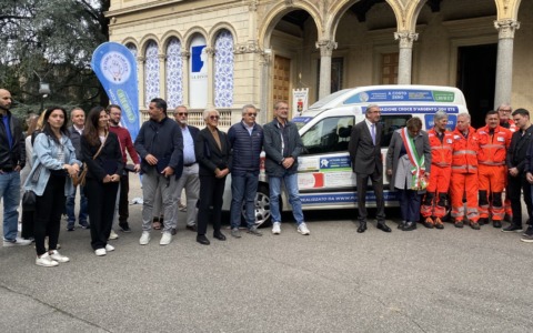 La solidarietà “riveste” un nuovo pulmino