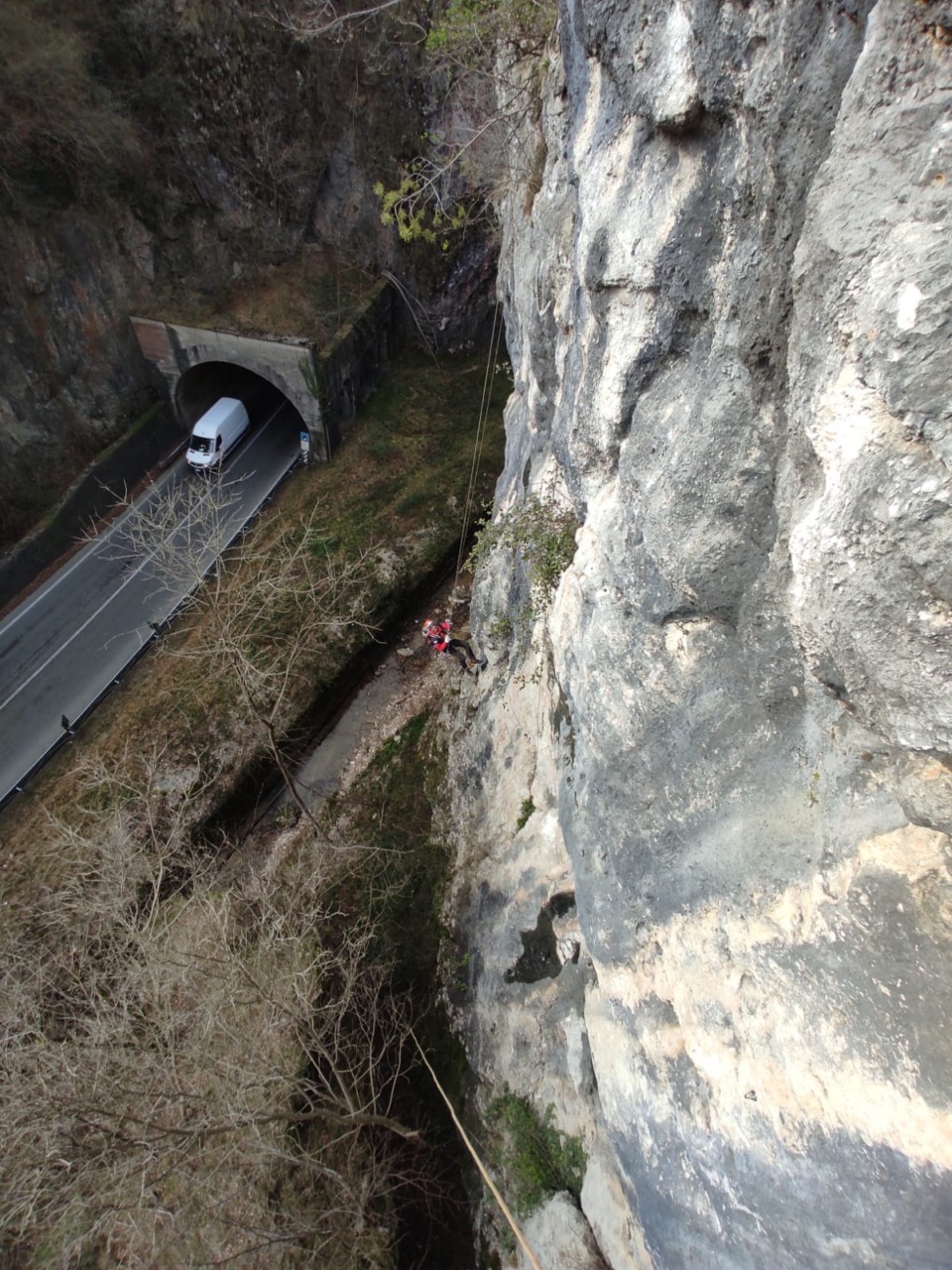 Smantellate 14 vie d’arrampicata abusive in Valganna