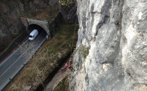 Smantellate 14 vie d’arrampicata abusive in Valganna