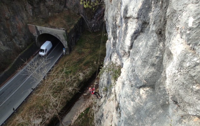 Smantellate 14 vie d’arrampicata abusive in Valganna