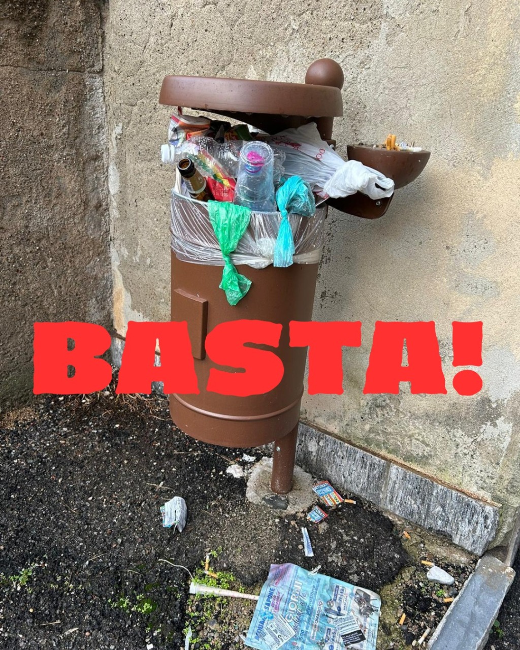Cestini rifiuti abbandonati