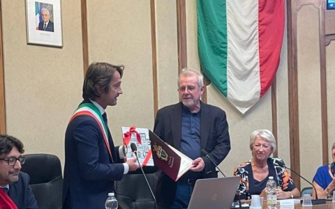 Varazze conferisce la cittadinanza onoraria al venegonese professor Maggioni