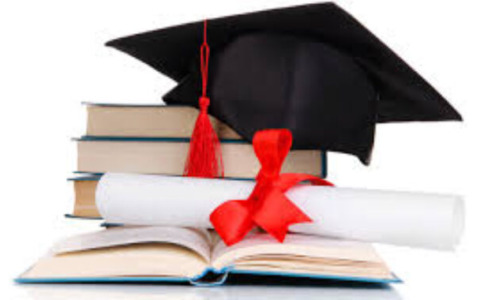 Il Comune premia i laureati e i diplomati con 100