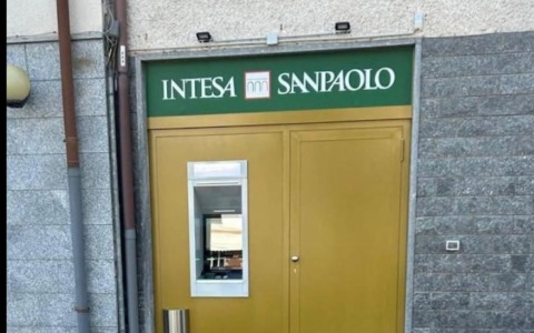 Dopo alcuni mesi di attesa e disagi in piazza Repubblica è tornato il bancomat