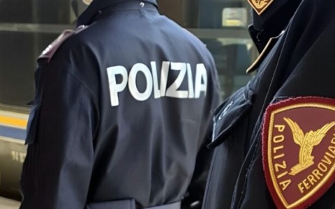 La Polizia salva una 18enne che voleva lanciarsi sotto un treno