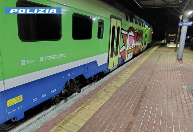 Ripreso mentre imbratta di vernice spray un vagone delle Trenord, 43enne di Saronno nei guai