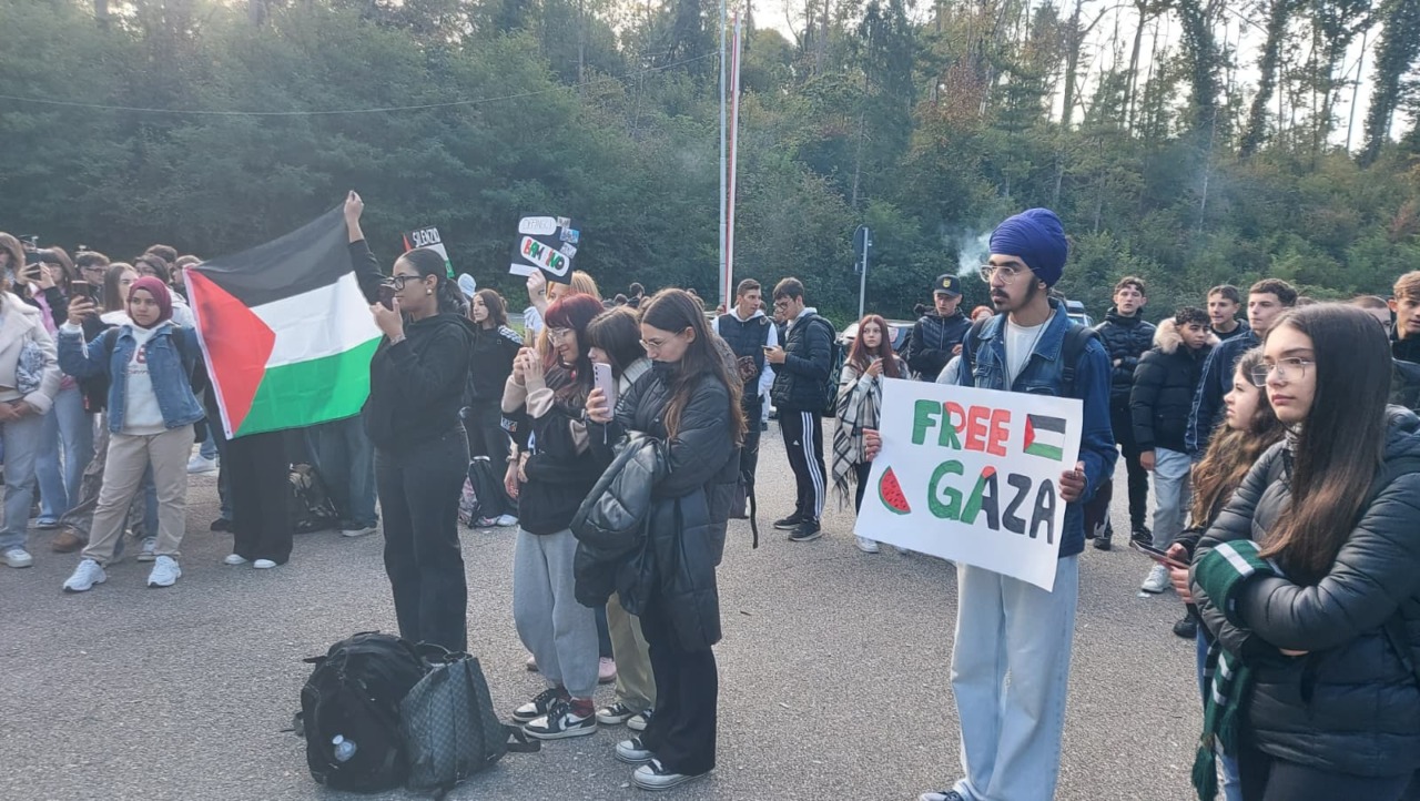 manifestazione palestina agli istituti di tradate