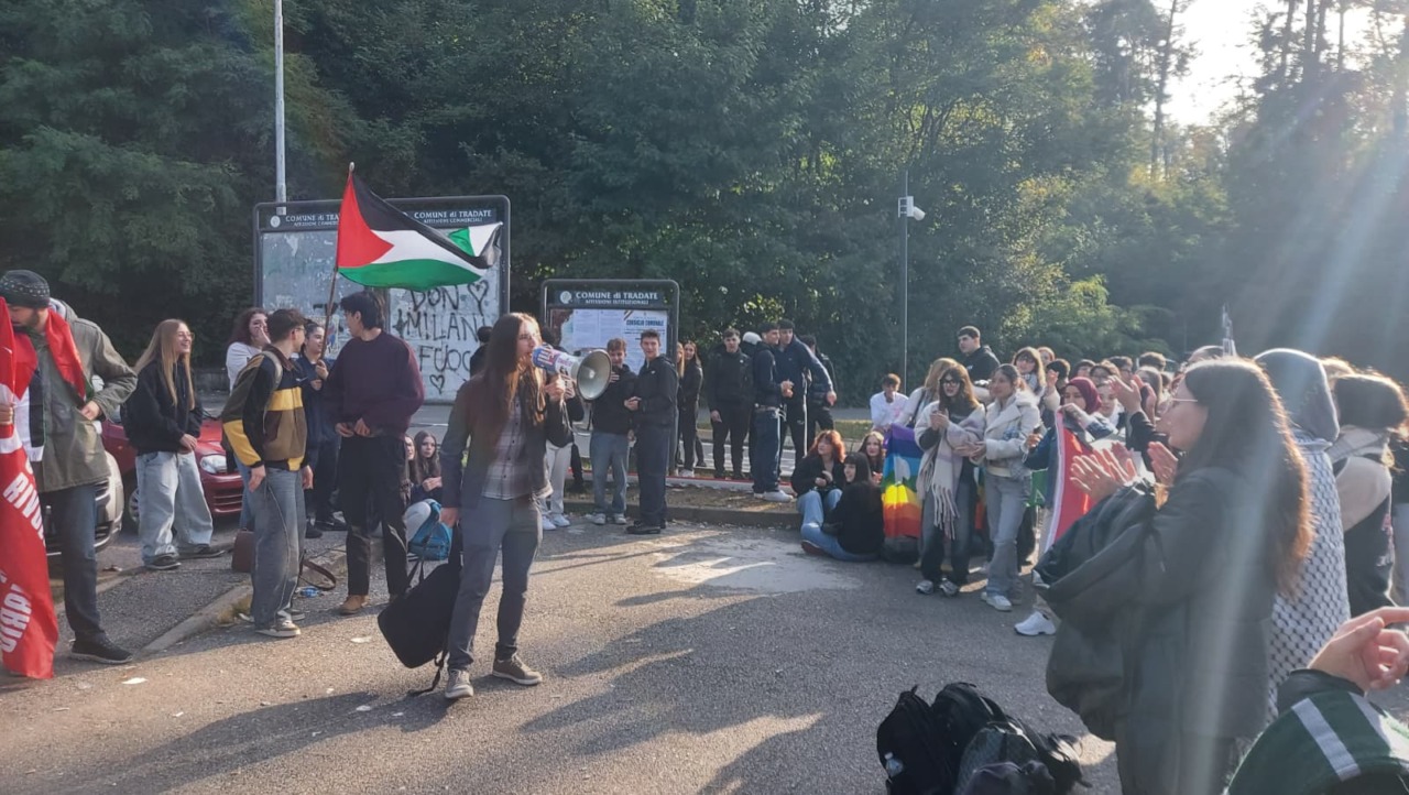 manifestazione palestina agli istituti di tradate