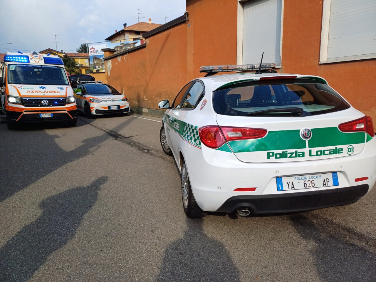 Incidente auto-moto in Varesina, 20enne in codice rosso
