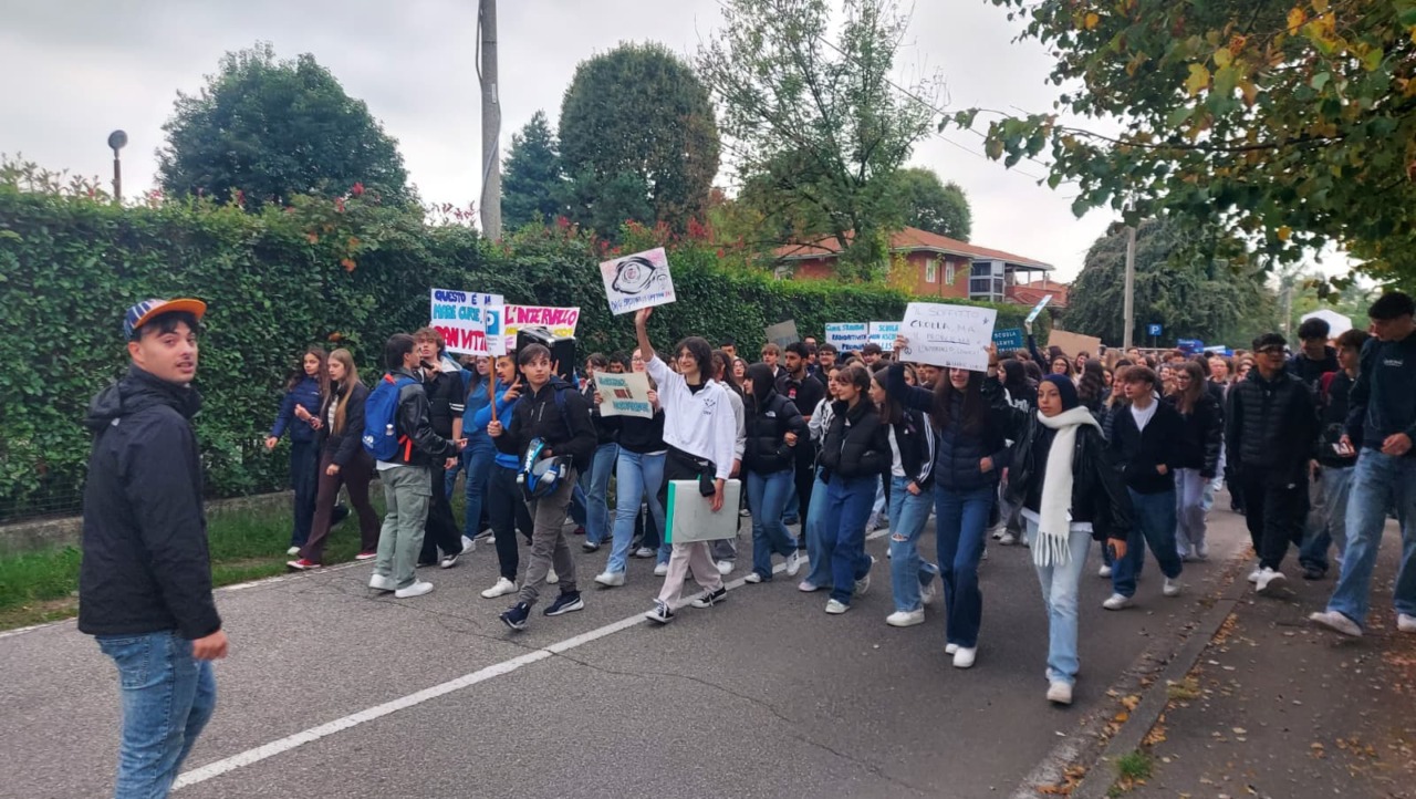 Intervallo in classe, gli studenti del Curie scendono in strada: “Questo non è un carcere”