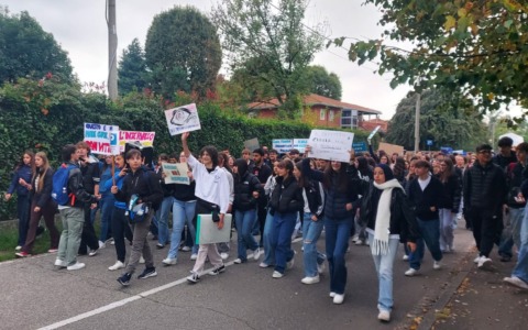 Intervallo in classe, gli studenti del Curie scendono in strada: “Questo non è un carcere”