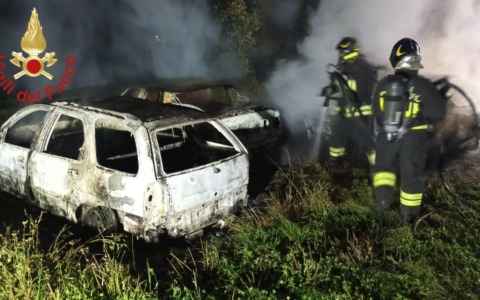 Tre auto in fiamme nella notte: intervengono i pompieri