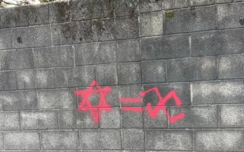 Il sindaco di Lazzate: “Il muro della vergogna”
