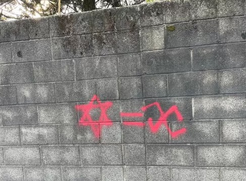 Il sindaco di Lazzate: “Il muro della vergogna”