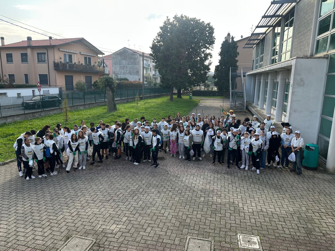 Gli studenti delle medie puliscono il paese