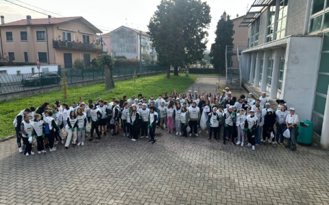Gli studenti delle medie puliscono il paese