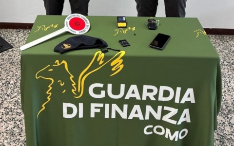 Ricetrasmittente e auricolare all’esame per la patente