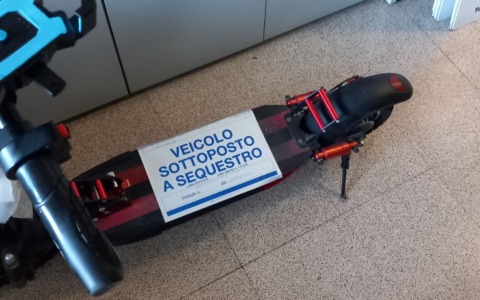 Multe e confische contro i monopattini irregolari