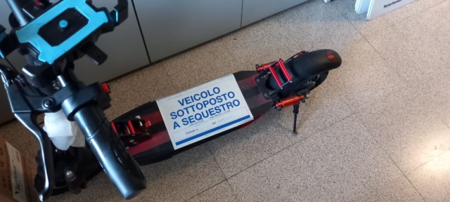 Multe e confische contro i monopattini irregolari