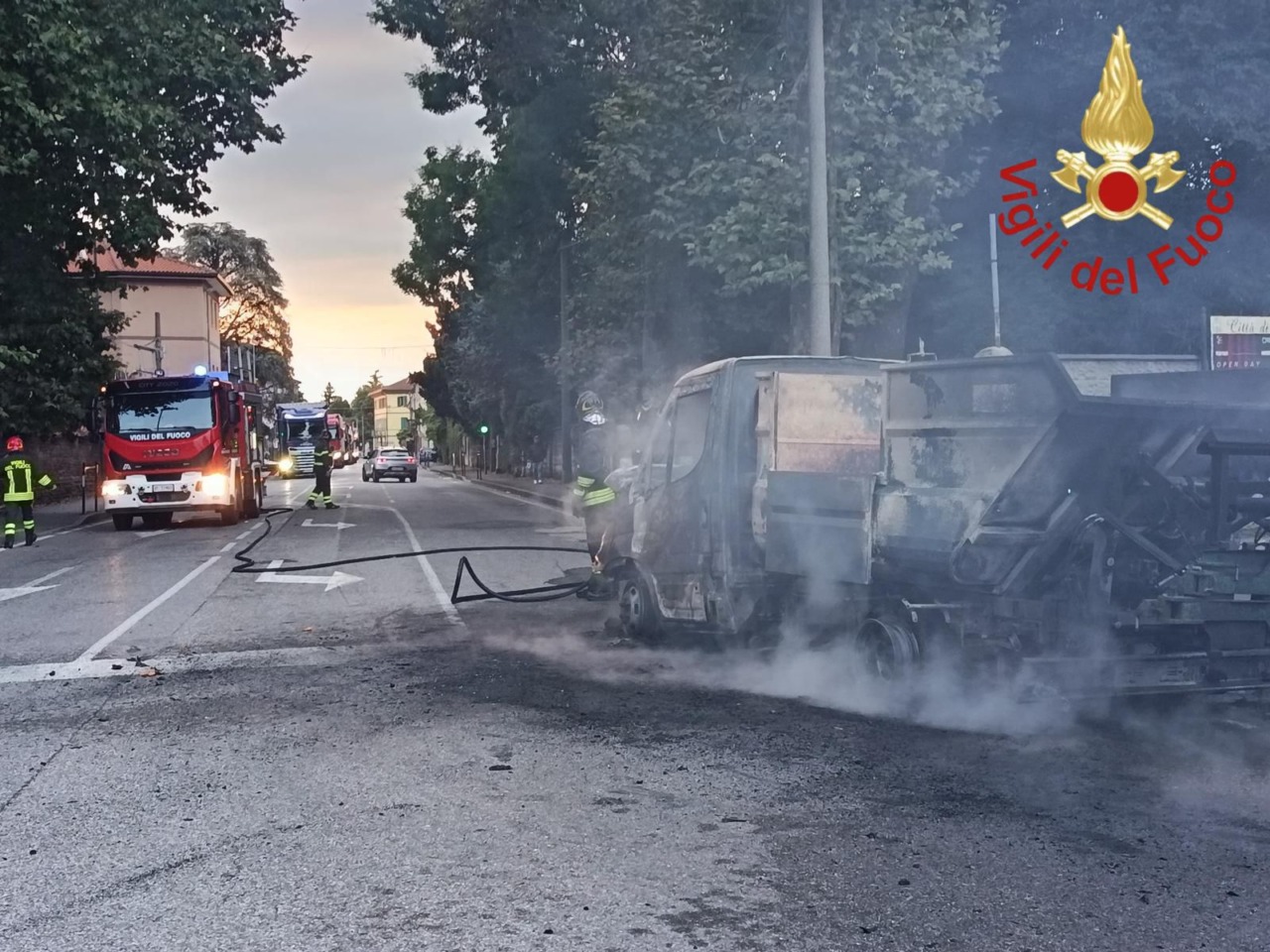 Incendio furgone rifiuti sulla SS Varesina: intervento dei Vigili del Fuoco