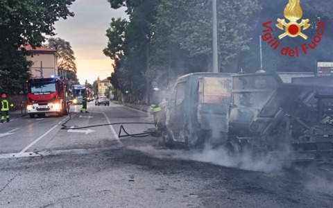 Incendio furgone rifiuti sulla SS Varesina: intervento dei Vigili del Fuoco