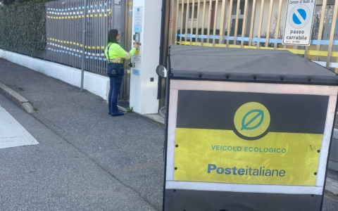 Passa prima dai nonni della Rsa la portalettere di Busto