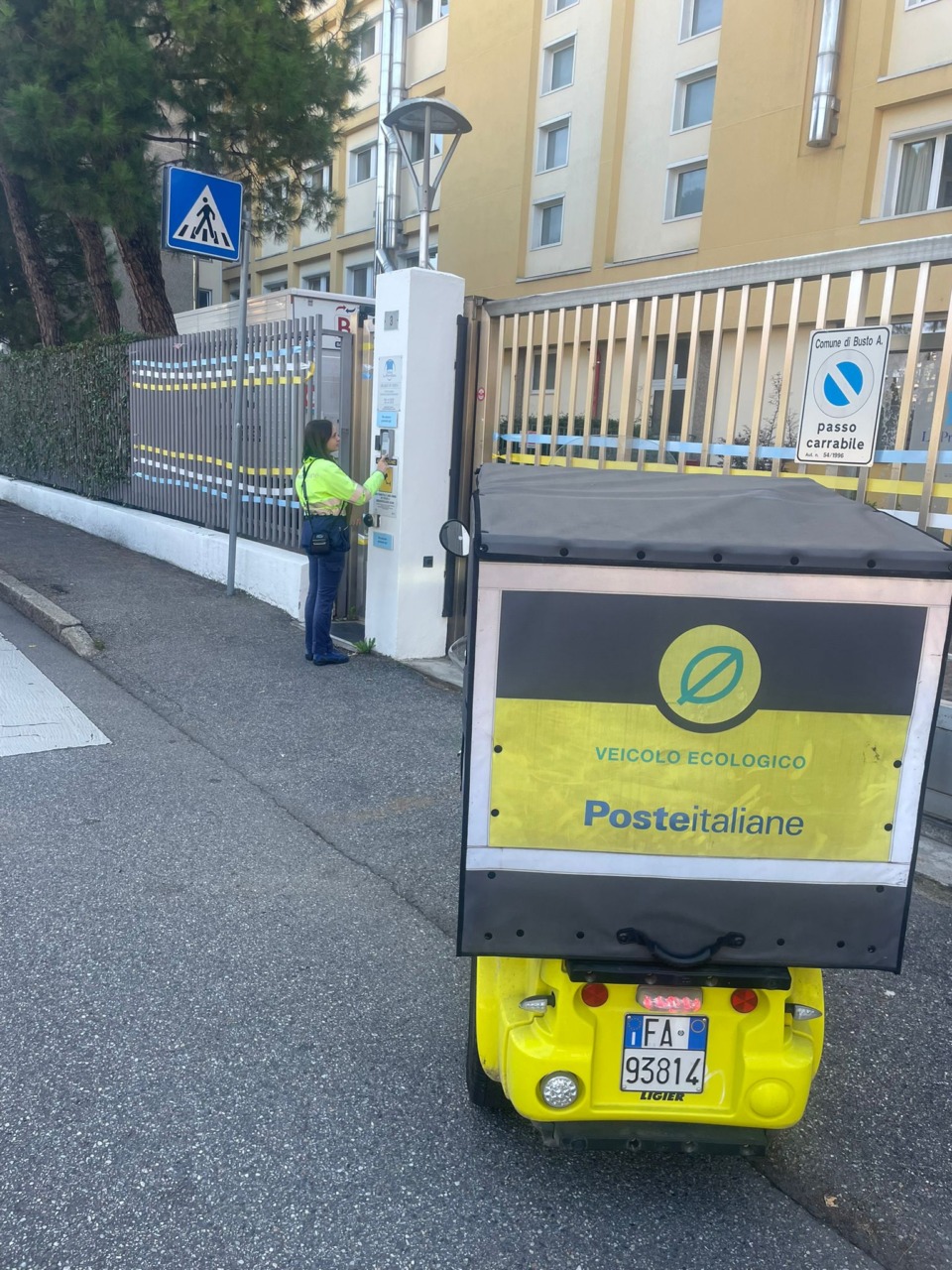 Passa prima dai nonni della Rsa la portalettere di Busto