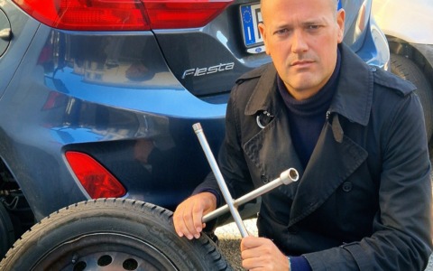 L’ex sindaco ancora nel mirino: gomme squarciate (due volte). “Io non mollo”