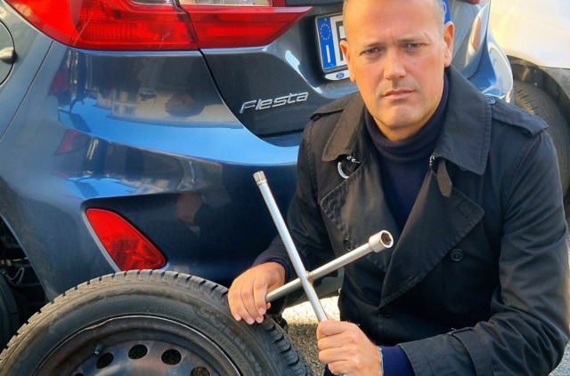 L’ex sindaco ancora nel mirino: gomme squarciate (due volte). “Io non mollo”