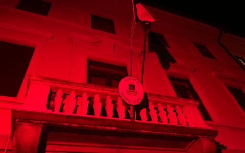 Contro la violenza sulle donne un comune illuminato di rosso