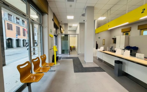 A Cairate riaperto l’ufficio postale con le novità Polis
