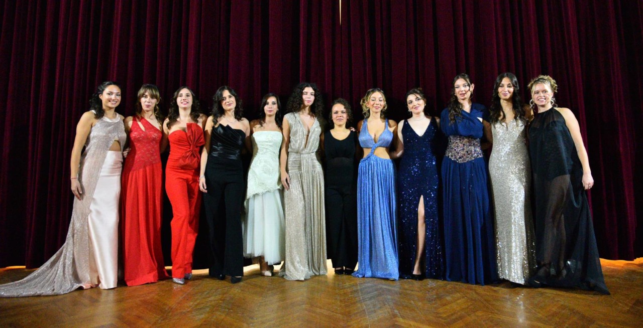 Fa sfilare ragazze autistiche con i suoi abiti da cerimonia