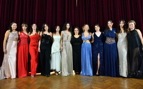 Fa sfilare ragazze autistiche con i suoi abiti da cerimonia