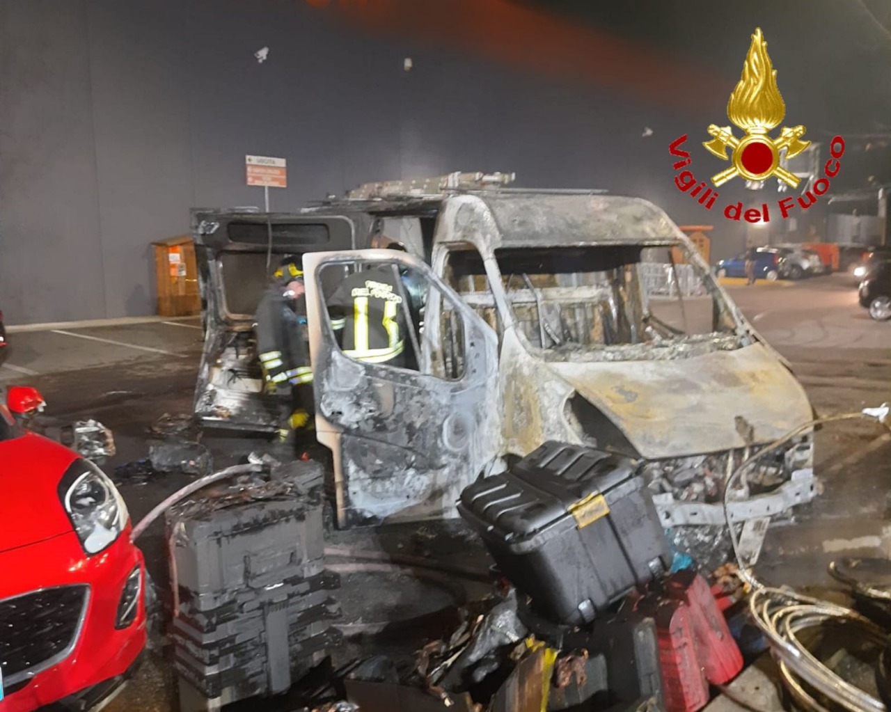Furgone in fiamme nel parcheggio del Tecnomat