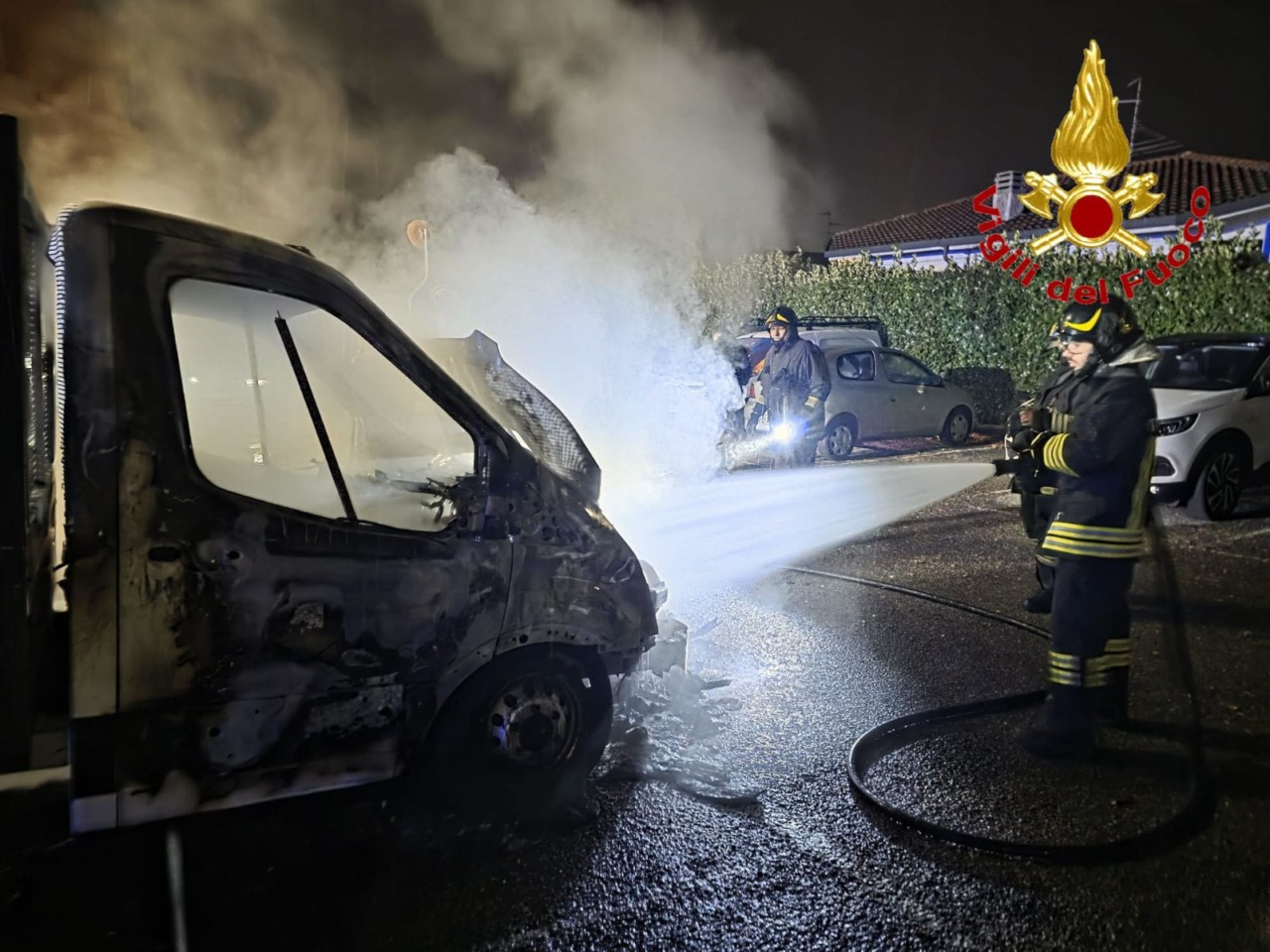 Incendio di un furgone: intervengono i Vigili del fuoco