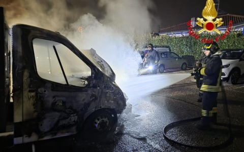 Incendio di un furgone: intervengono i Vigili del fuoco