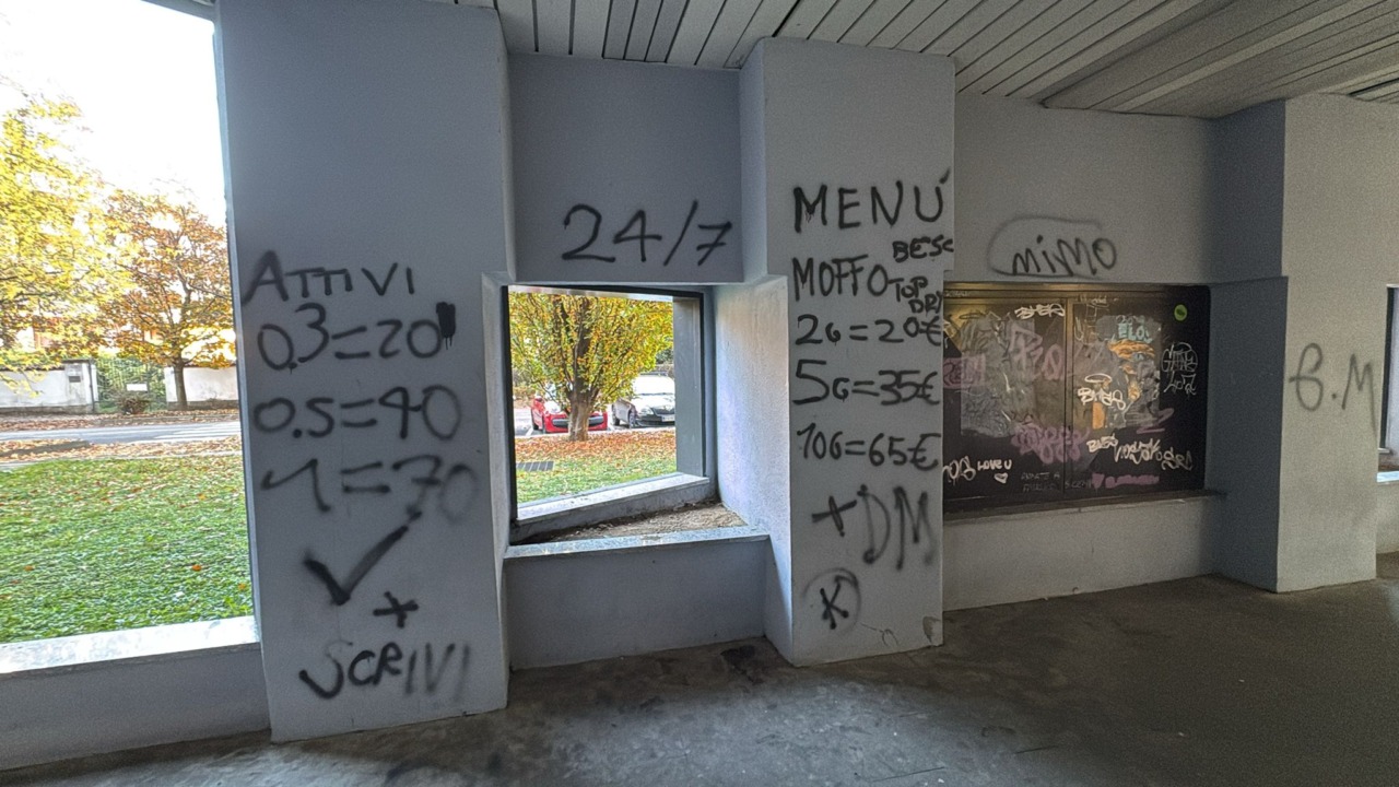 Retrostazione, sui muri scritte con i listini  dello spaccio