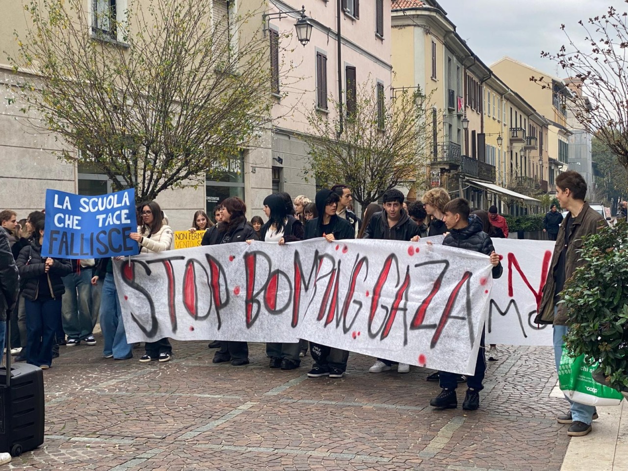 studenti in piazza collettivo studentesco