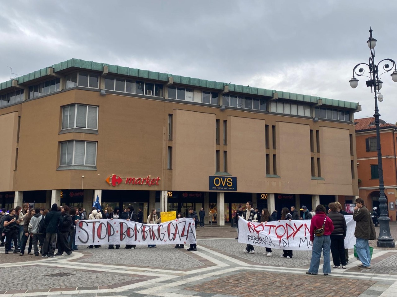 Gli studenti in piazza per lanciare un messaggio: «Vogliamo cambiare la scuola»