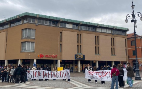 Gli studenti in piazza per lanciare un messaggio: «Vogliamo cambiare la scuola»